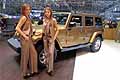 Eleganti Girls che affiancano la Jeep Wrangler Sahara al Motor Show di Ginevra 2011